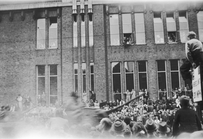 818828 Afbeelding van het publiek in de Potterstraat te Utrecht tijdens de Memorial D-Day Parade; op de achtergrond het ...